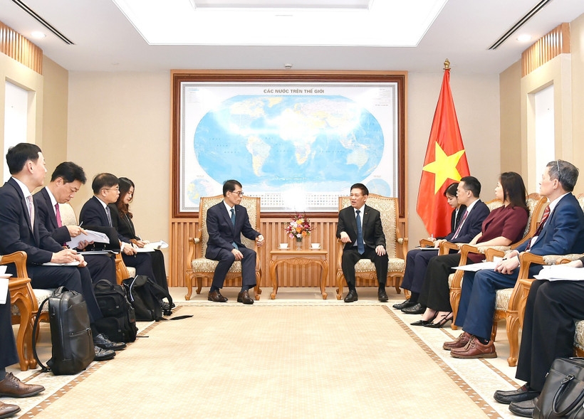 Deputy PM receives leader of Industrial Bank of Korea